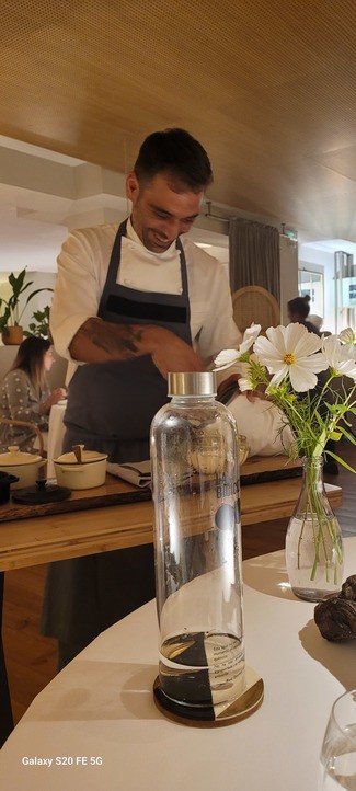 Preparacion por el Chef del Hojaldre de nuestra casa, crema inglesa tostada, hierbaluisa
