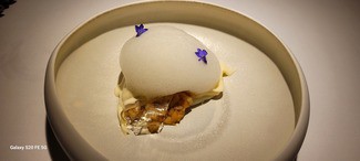 Hoja de higuera y su gelatina, mantequilla tostada, pera confitada