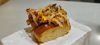 "Cigala Roll". Brioche relleno de cigala, holandesa y gambas