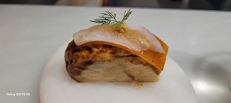 Pan al vapor de costilla, col fermentada y lubina
