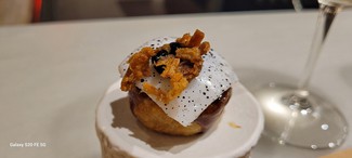 Bocadillo de rabas, crema de ajo y cebolla frita,