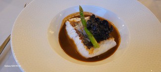 Merluza asada sobre crema densa de gambas y verduras salteadas y tartar de gambas. (media ración. )