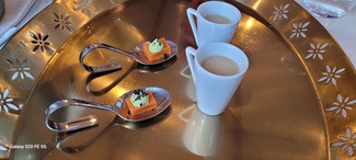 Aperitivo : Velouté de  puerros   y  gazpacho sólido con crema de aguacate.