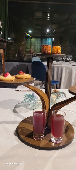 Petits fours : Cannelé de Burdeos,Pasta de té y cabello de angel, Infusión de mosto y frutos rojos
