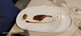 Chuleta de cordero de leche , suero de queso de Cantabria, trigueros y piña