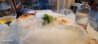 Vieira, adobo emulsionado, rábano al jenjibre, y bruma del Cantábrico