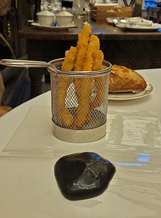 Rabas de calamar sobre espuma de ali oli de tinta (media ración)