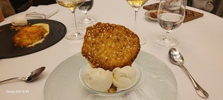 Helado de queso, frambuesa y crujiente de almendra