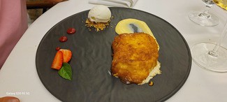 Torrija de pan caramelizada con helado de jengibre
