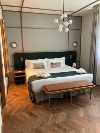 Habitación, techos altísimos y generosas proporciones.