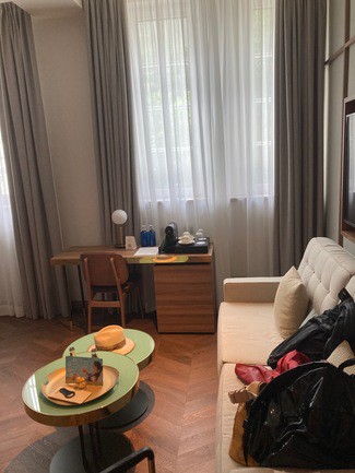 Sofá-cama muy cómo, mesa auxiliar con cafetera de cortesía.