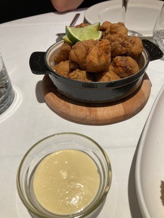 Cazón en adobo riquísimo, con mayonesa de lima.