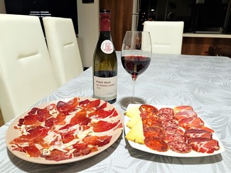 El platito de jamón 5 J´s con embutidos ibéricos y queso curado.