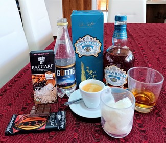 Con un café colombiano, helado de guanábana y un chocolate Paxari 60% de Sal de Cuzco & Nibs