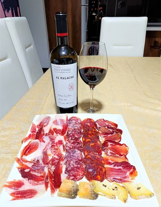 Con nuestro surtido de embutidos y jamón ibéricos con quesos variados.