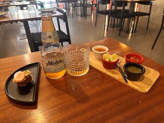 croqueta salsas y cerveza
