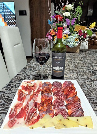 Con el surtido de queso trufado, embutidos y jamón ibéricos