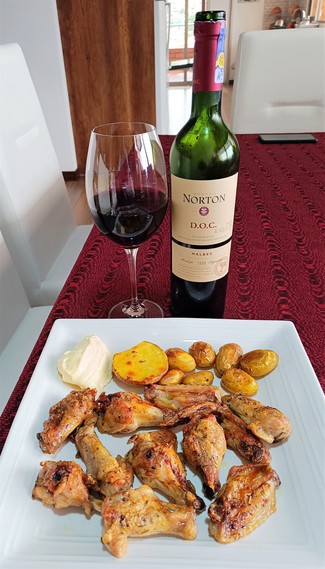 Con las alitas de pollo