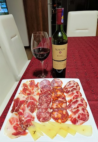 Con el surtido de queso manchego trufado, embutidos y jamón ibéricos
