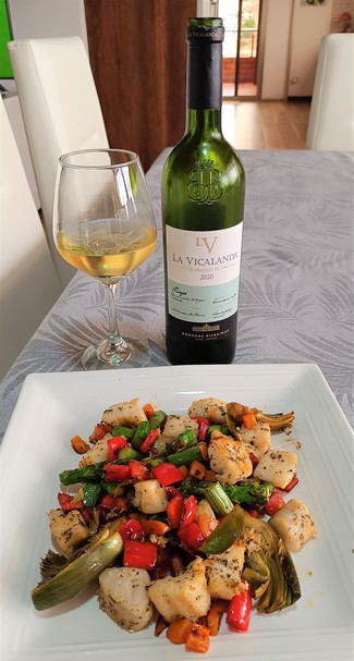 Con un salteado de corvina al tomillo con verduritas.