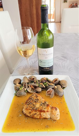 Con el lomo de "picudo" a la salvia en salsa de naranjilla con almejitas