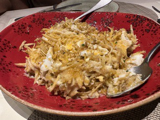 Huevos rotos con patatas paja, parmentier, pesto siciliano y sal de jamón