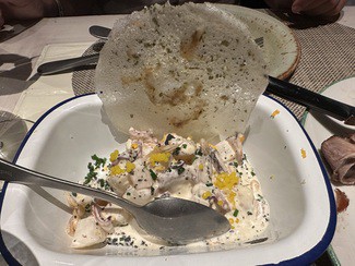 Ensaladilla cítrica de sepia y pulpo, mayonesa japonesa, plancton liofilizado y teja de camarón