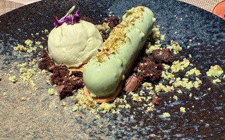 Finger de pistacho con tierra de brownie y helado