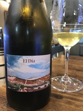 Presentación en VERTICAL wine bar & shop Málaga de vinos naturales by Raúl Moreno