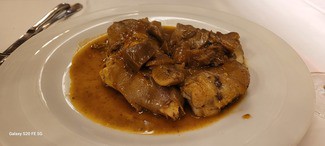 Manitas de cerdo guisadas con Amanitas Caesarea