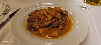 Espalda de cordero lechal del Solsonés guisado a la cazuela con patatas y boletus edulis.