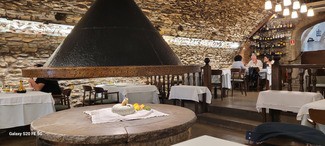 Sala  abovedada de piedra aparente