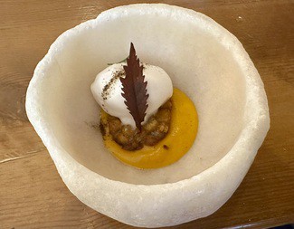 Tempeh de garbanzo, crema de calabaza totanera con foie y merengue de aquafaba