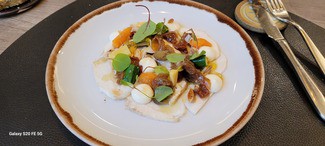 Boletus, tomate seco, almendra, parmesano.