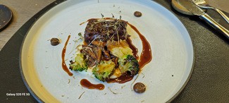 Black Angus, rebozuelos, trufa y brócoli