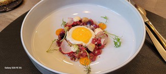 Tartar de ternera, yema, foie, remolacha