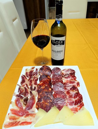 Con el surtido de queso manchego, emburidos y jamón ibéricos.