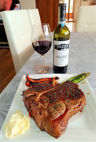Con el Porterhouse steak de 1 Kg al romero.