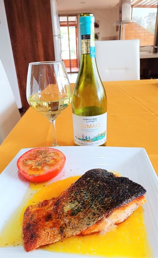 Con un lomo de salmón canadiense al eneldo en salsa de piña.