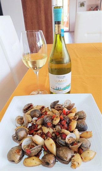 Con un salteado de chipirones con almejas, pimiento y ajito.