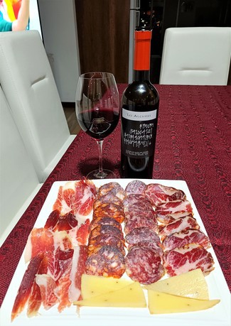 Con el surtido de queso manchego al PX, embutidos y jamón ibéricos.