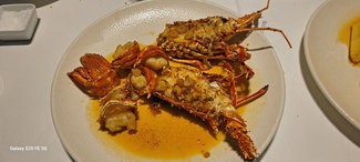 Langosta roja de Cadaqués (500 gr) a la brasa salteada con patatas y huevos (siguiente foto)