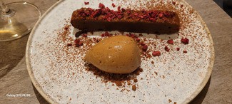 Brownie de chocolate 70% con helado de mole