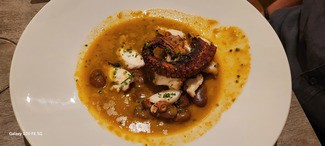 Pulpo, mojo hervido de chile dulce y judias negras