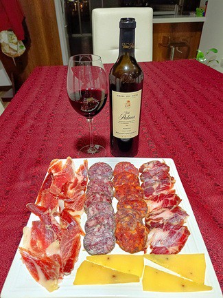 Con el surtido de queso manchego al PX, embutidos y jamón ibéricos.