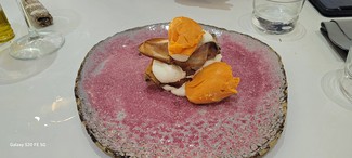 Milhojas de nata con helado de mango