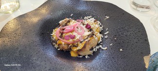 Raviolis crujientes (4u) de cochino negro con salsa de mango y tamarindo