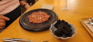 Steak tartar con brioche volcánico Mario Baker y anguila ahumada