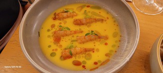 Tiradito de gamba roja, crema de millo, aguacate y cilantro