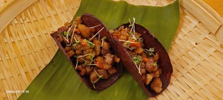 Crujiente de platano, cochino negro, mojo rojo y miel de palma (2 unidades)